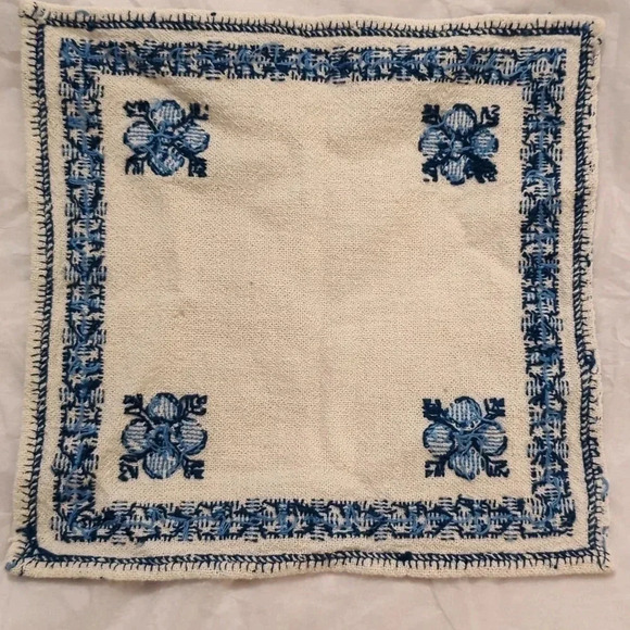 4 Tea  Napkins - Picture 7 of 7